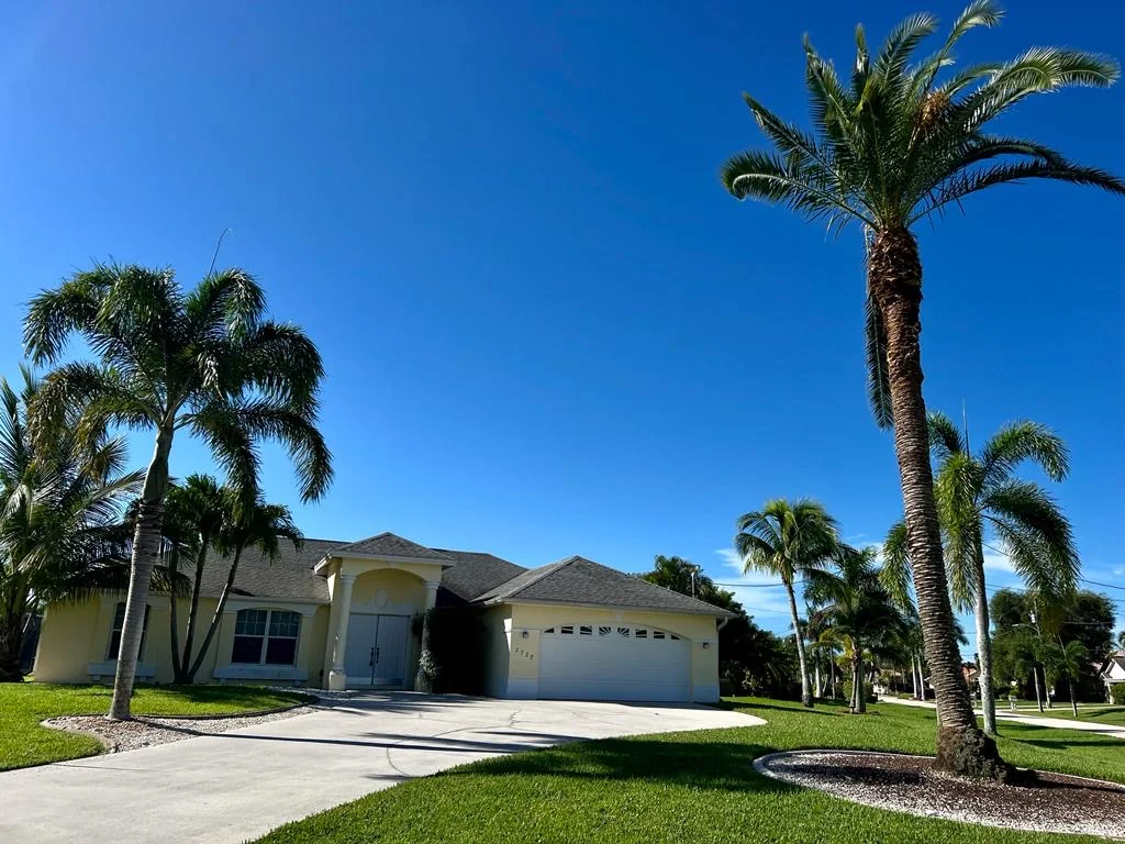 Villa Bella Vista with royal palms and double garage