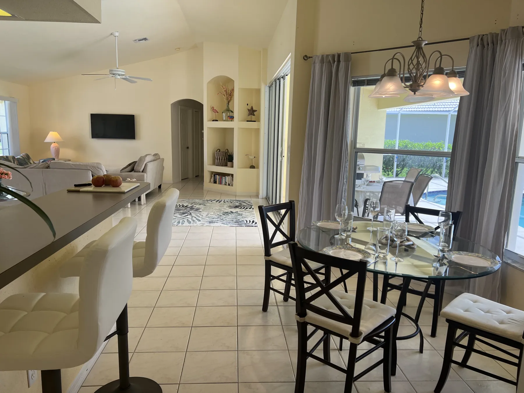 Breakfast bar and dining area
